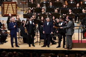 大阪４オケ2026「4オケは踊る♫」より。4人の指揮者がステージに登場する場面もあった　（C）（公財）朝日新聞文化財団提供、樋川智昭撮影