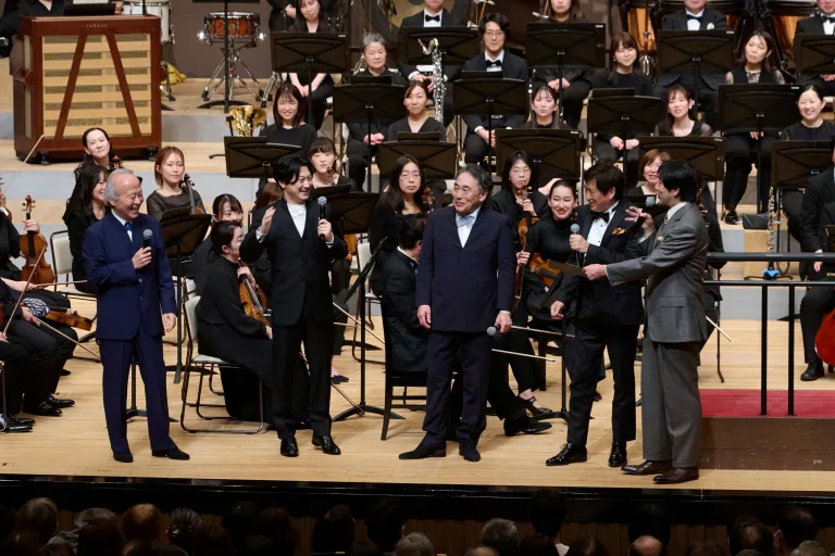 大阪４オケ2026「4オケは踊る♫」より。4人の指揮者がステージに登場する場面もあった　（C）（公財）朝日新聞文化財団提供、樋川智昭撮影