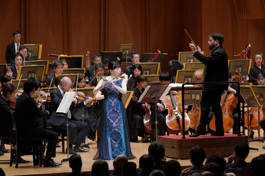 イベールのフルート協奏曲では都響の首席奏者、松木さやがソロを務めた　写真提供：東京都交響楽団　(c)堀田力丸