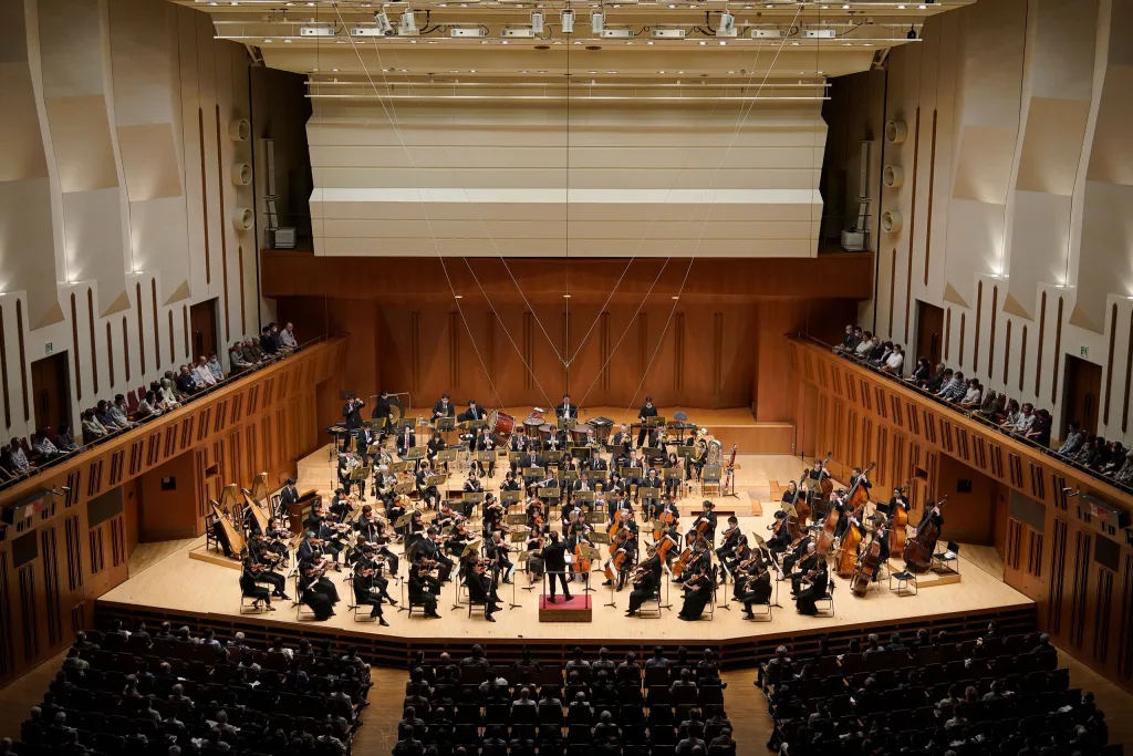 ドビュッシーの交響詩「海」第2楽章では、細部のディテールを克明に掘り起こした　写真提供：東京都交響楽団　(c)堀田力丸