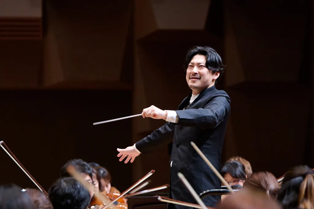 出口大地指揮、日本センチュリー交響楽団は團伊玖磨の管弦楽幻想曲「飛天繚乱」とバルトークの「舞踏組曲」をエネルギッシュ、かつ力強く奏でた　（C）（公財）朝日新聞文化財団提供、樋川智昭撮影