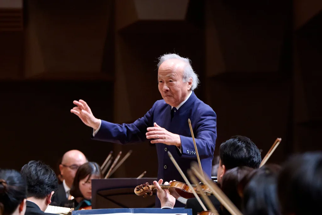 最後は尾高忠明指揮、大阪フィルハーモニー交響楽団がチャイコフスキーのバレエ音楽「白鳥の湖」から10曲を抜粋して演奏　（C）（公財）朝日新聞文化財団提供、樋川智昭撮影