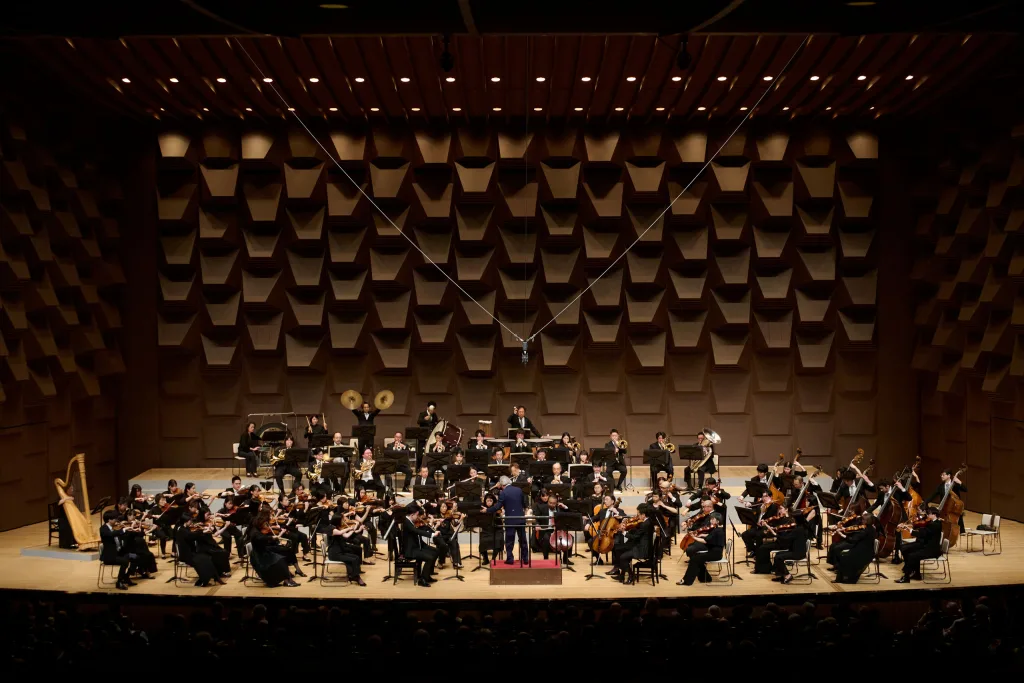 終曲はフル編成で演奏され、迫るような音量が生まれた　（C）（公財）朝日新聞文化財団提供、樋川智昭撮影