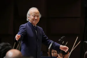 大阪フィルの2026/7年シーズン最初の公演で指揮台に立った尾高忠明　（C）飯島隆