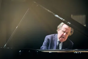 ルドルフ・ブッフビンダーが指揮およびピアノ独奏を務め、東京春祭オーケストラとともにベートーヴェンのピアノ協奏曲（2番、4番、3番）を披露した　（C）平舘平