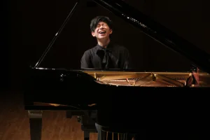 新世代のジャズを体現するアーティスト、壷阪健登がピアノ・ソロを披露した