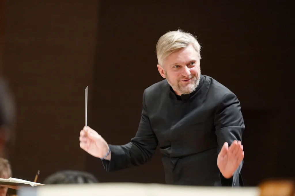 ウクライナ出身の指揮者、キリル・カラビッツが都響と初共演　写真提供：東京都交響楽団　(c)堀田力丸