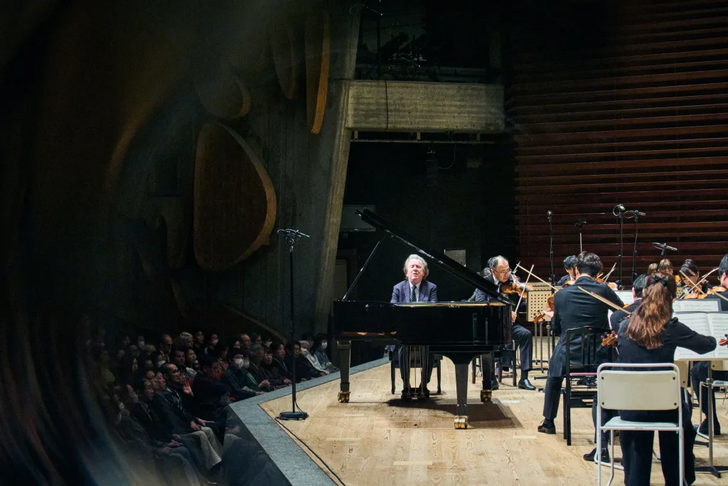 ブッフビンダーはほぼ座ったまま演奏し、細かい指示はなし。それでも、音楽のコンセプトはオケにゆきわたっていた　（C）平舘平