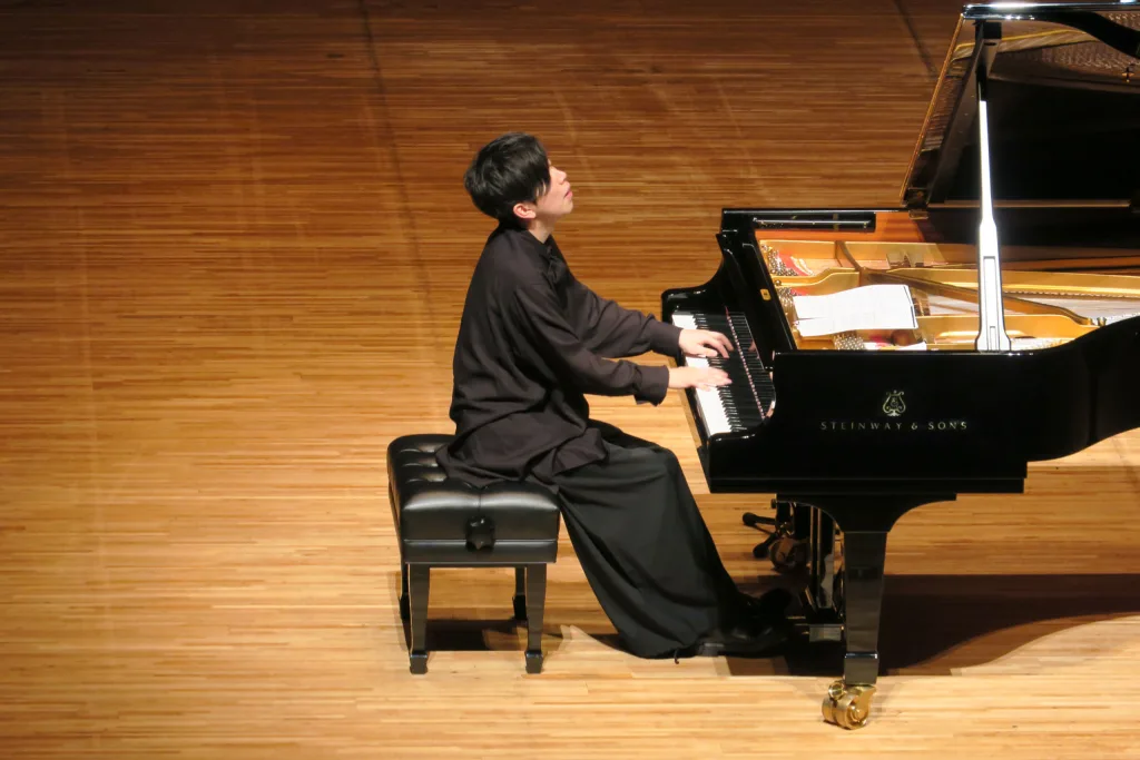 ファーストアルバムのタイトル曲「When I Sing」。透明な響きで、ホールの残響も上手に取り込んでいた