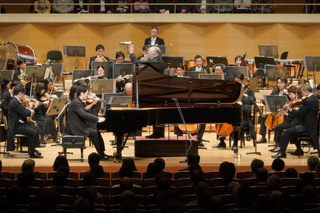 久末航をソリストに迎えたブラームスの協奏曲　写真提供：東京都交響楽団　(c)堀田力丸
