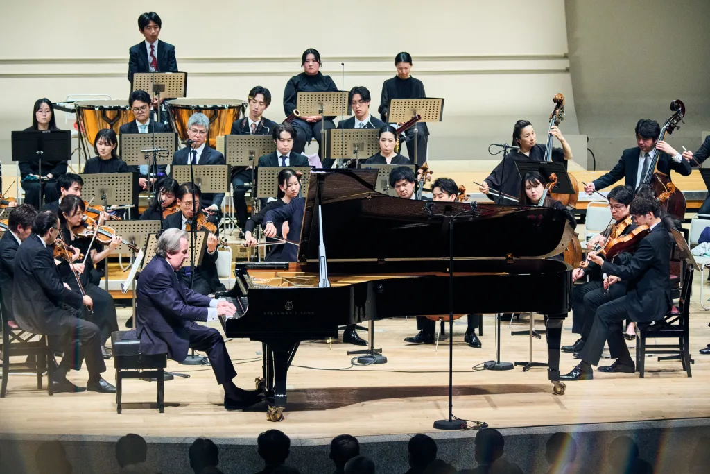 ブッフビンダーとオケの爽快感が漲るやり取りが印象的　（C）平舘平