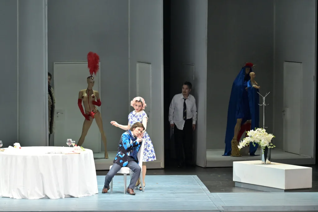 ルルの冨平安希子（後方）と、作曲家アルヴァの山本耕平（前方）　写真提供：公益財団法人東京二期会　撮影：寺司正彦