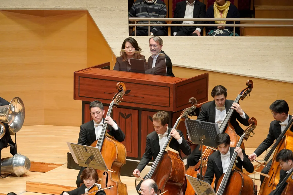 サーリアホ「地球の影」。オリヴィエ・ラトリーはステージ上のリモート・コンソールでオルガンを演奏した　写真提供：東京都交響楽団　(c)堀田力丸