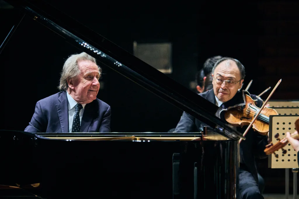 ブッフビンダーとコンマス豊嶋泰嗣の見事な連携が、快演につながった　（C）平舘平