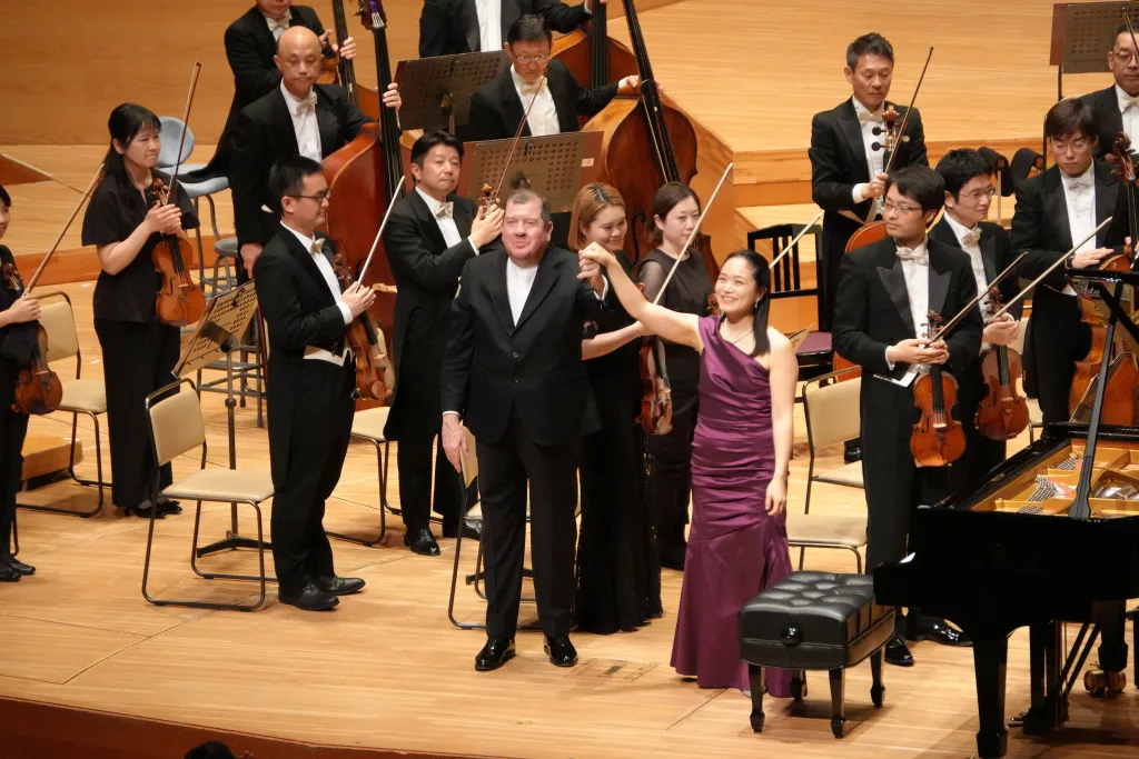 アイヴァー・ボルトンが読響名曲シリーズに登場。ウィーン古典派の3大家プログラムが披露され、モーツァルトのピアノ協奏曲第19番の独奏は河村尚子が務めた