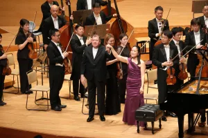 アイヴァー・ボルトンが読響名曲シリーズに登場。ウィーン古典派の3大家プログラムが披露され、モーツァルトのピアノ協奏曲第19番の独奏は河村尚子が務めた