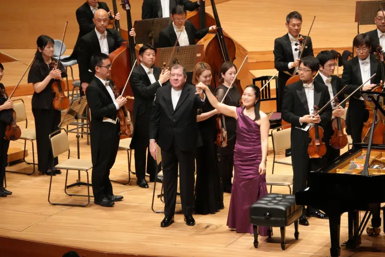 アイヴァー・ボルトンが読響名曲シリーズに登場。ウィーン古典派の3大家プログラムが披露され、モーツァルトのピアノ協奏曲第19番の独奏は河村尚子が務めた