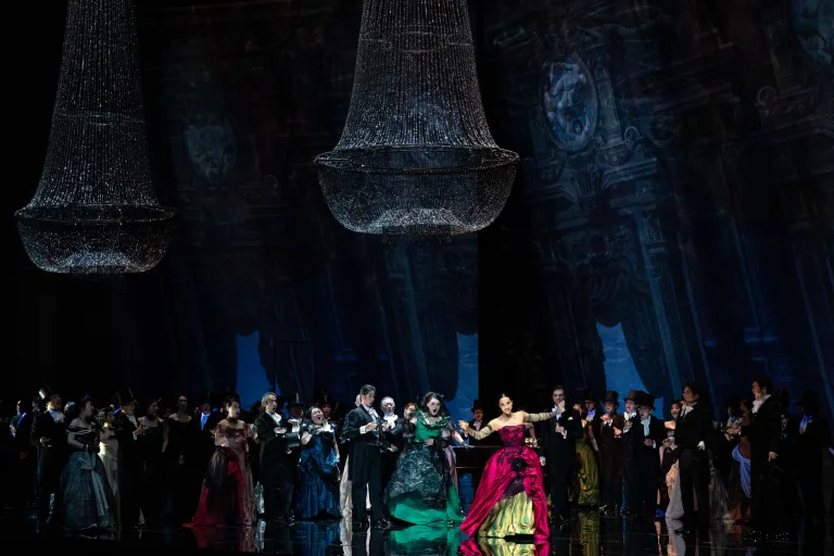 ヴァンサン・ブサール演出、ヴェルディ「椿姫」　撮影：堀田力丸　提供：新国立劇場