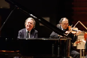 ルドルフ・ブッフビンダーが指揮と独奏を務めるベートーヴェンのピアノ協奏曲全曲演奏会の2日目は、第1番と第5番が演奏された（C）増田雄介