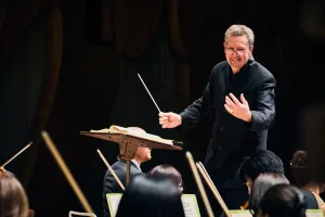 今回が初来日で都響、ソリスト、合唱いずれも初顔合わせとなるイアン・ペイジが指揮台に立った（C）平舘平