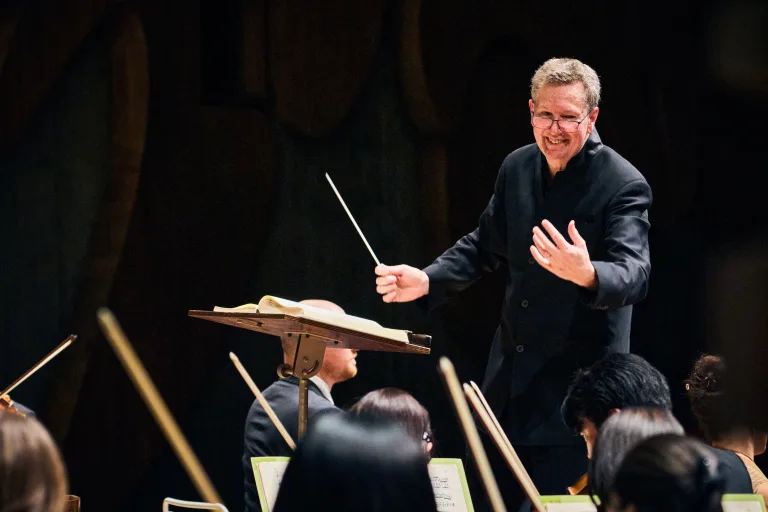 今回が初来日で都響、ソリスト、合唱いずれも初顔合わせとなるイアン・ペイジが指揮台に立った（C）平舘平