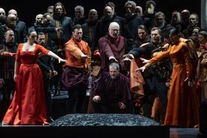 「エルナーニ」より、左からエルヴィーラ役のアナスタシア・バルトリ、ドン・カルロ役のエルネスト・ペッティ、シルヴァ役のミケーレ・ペルトゥージ、手前がエルナーニ役のピエロ・プレッティ＝2023年3月 フェニーチェ劇場　(C)Silvestri-Teatro la Fenice