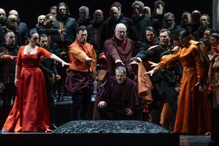 「エルナーニ」より、左からエルヴィーラ役のアナスタシア・バルトリ、ドン・カルロ役のエルネスト・ペッティ、シルヴァ役のミケーレ・ペルトゥージ、手前がエルナーニ役のピエロ・プレッティ＝2023年3月 フェニーチェ劇場　(C)Silvestri-Teatro la Fenice