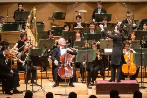 京都市交響楽団創立70周年とサントリーホール開館40周年を記念して、沖澤のどか&京響と堤剛が矢代秋雄のチェロ協奏曲で初共演した　撮影：池上直哉 提供：サントリーホール