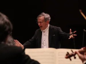 N響の首席指揮者ファビオ・ルイージが指揮台に立ち、両者にとって重要な作曲家であるマーラーの交響曲第5番を披露した　写真提供：NHK交響楽団