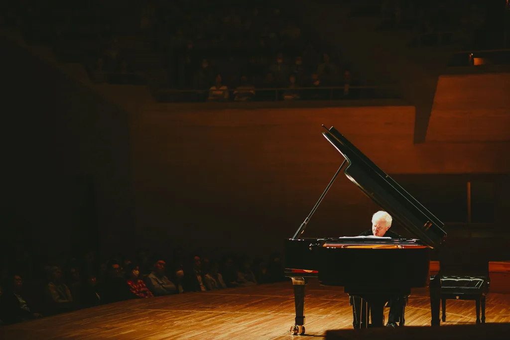 モダンピアノによる18世紀音楽の再現を究めてきたシフらしいバランス感覚を感じさせる演奏　Photo by Tatsuya Shiraishi