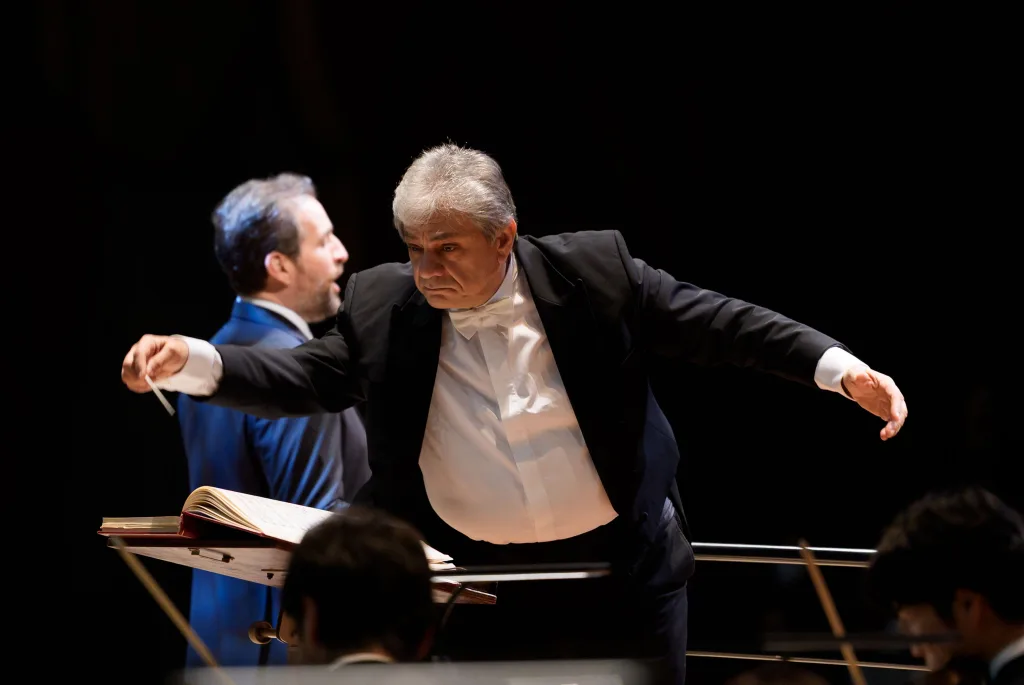 指揮者のピエール・ジョルジョ・モランディ（C）飯田耕治