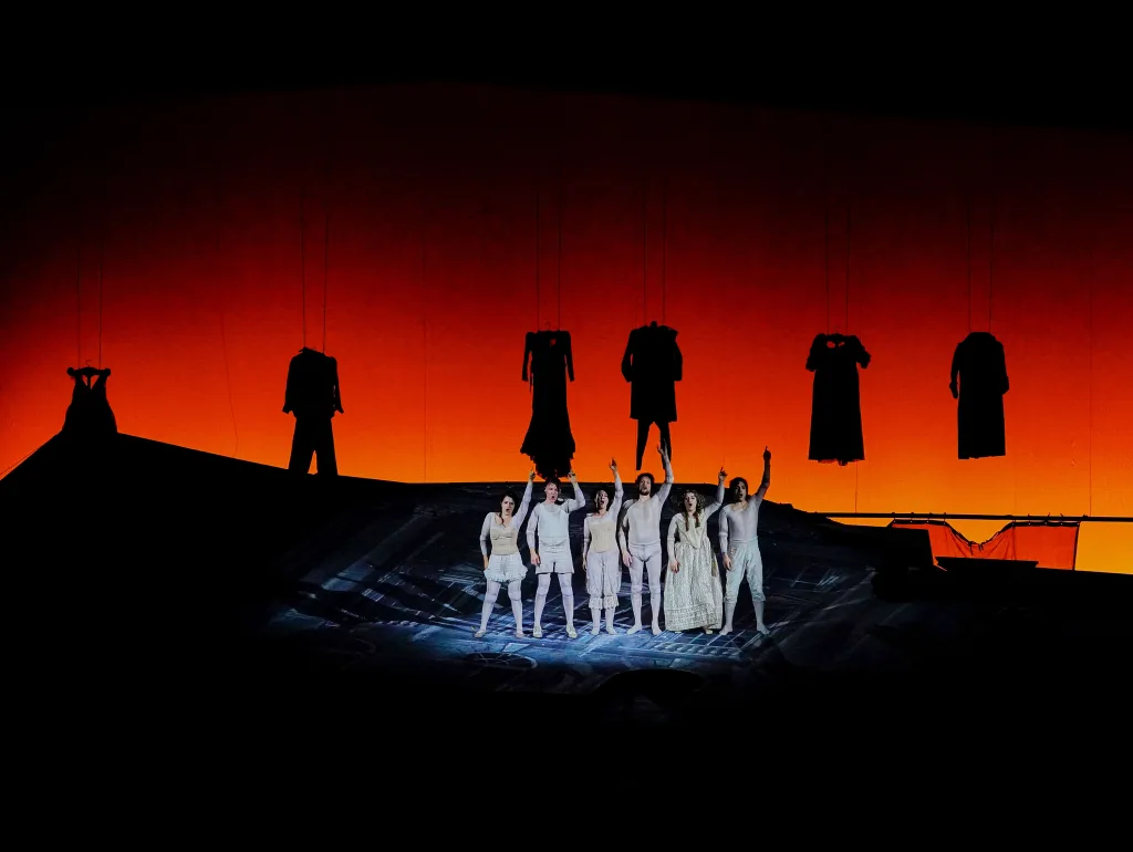 ドン・ジョヴァンニ以外の登場人物たちの個性は、衣裳の着脱によって視覚化された（C）Shinji Hosono