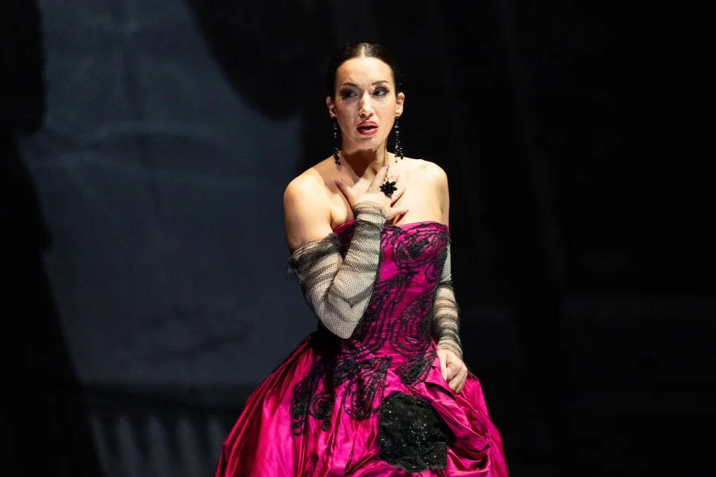 ヴィオレッタ役のカロリーナ・ロペス・モレノ　撮影：堀田力丸　提供：新国立劇場