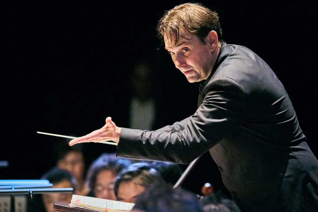 今回がN響との初共演となるアレクサンダー・ソディが、精妙なアンサンブルを作り出した（C）平舘平