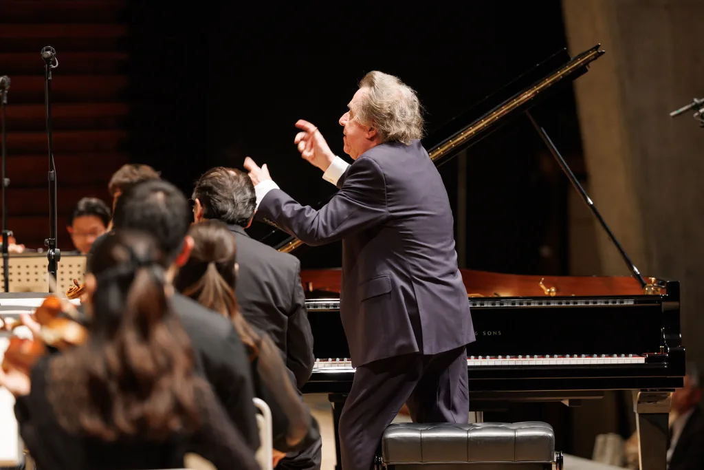 始まって間もなくスフォルツァンドの音に向けて立ち上がったブッフビンダー（C）増田雄介