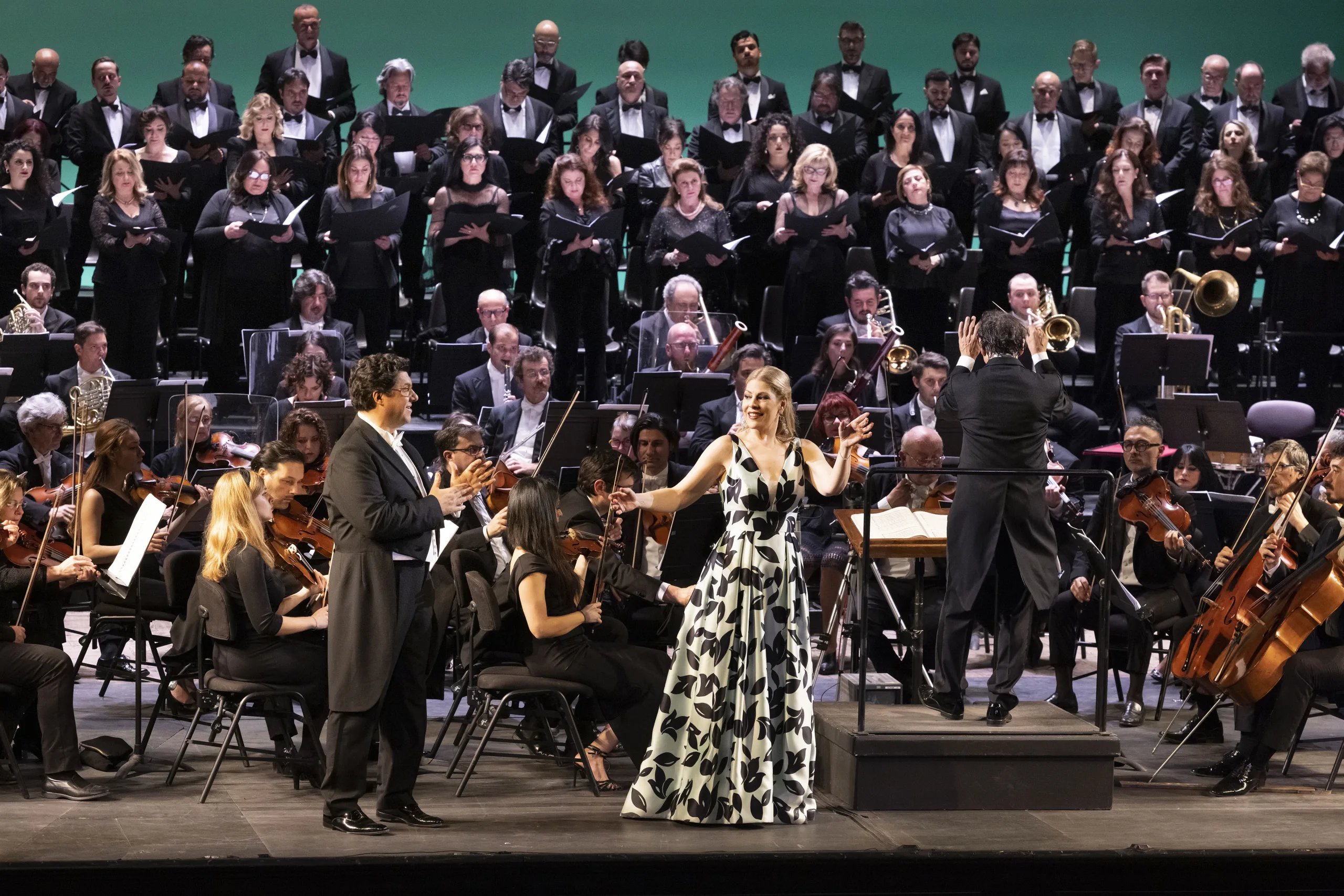 「マクベス」より、マクベス役のルカ・サルシとマクベス夫人役のソンドラ・ラドヴァノフスキ。指揮台上はマルコ・アルミリアート＝2023年3月 ポリテアマ劇場　(C)L.Romano-Taetro San Carlo