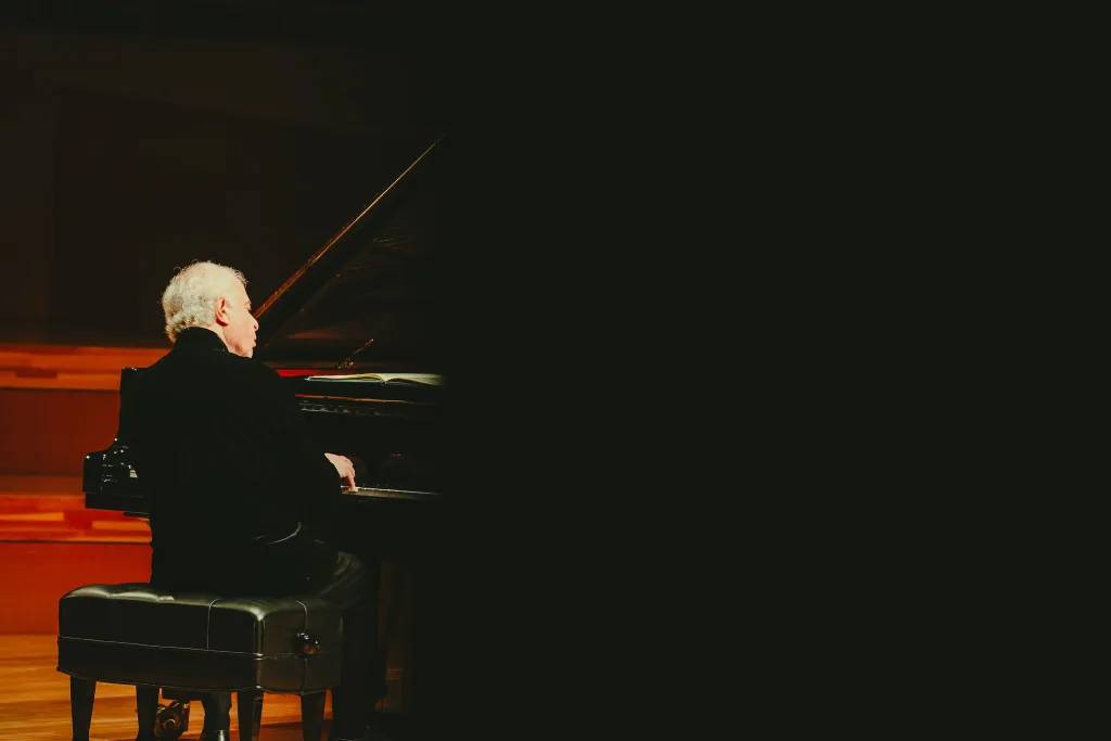 シフは静けさの中に無限のニュアンスをこめ、深い余韻の世界に聴衆を導く　Photo by Tatsuya Shiraishi