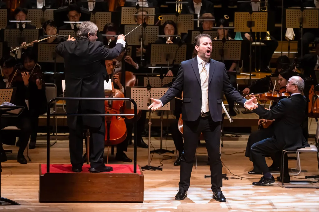 デ・グリュー役のリッカルド・マッシ。リリカルな声で、若々しい張りがある（C）池上直哉