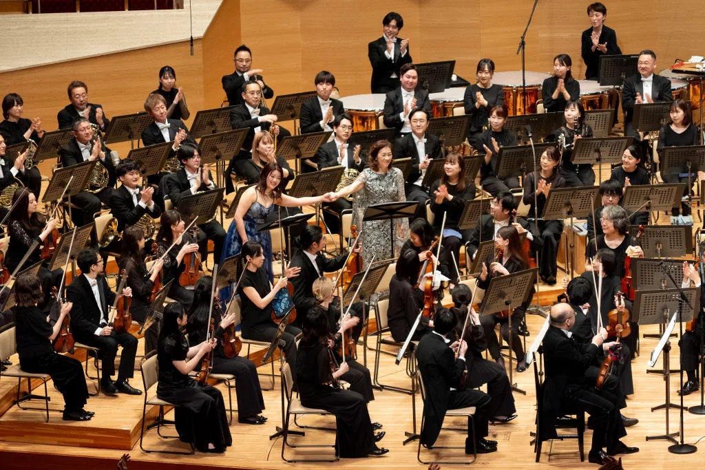 独唱（左：森野美咲、右：加納悦子）は下手の中央部、ホルンの前に置かれた　(c)K.Miura