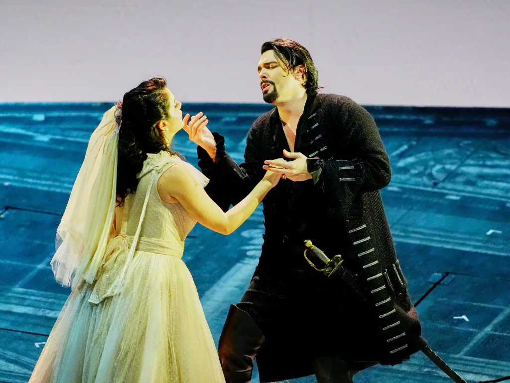 ジョヴァンニ役のルカ・ミケレッティはその場ごとに変幻自在にニュアンスを変えた（C）Shinji Hosono