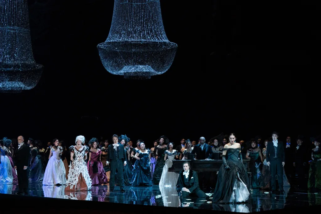 （左から）ロベルト・フロンターリ、谷口睦美、成田博之、アントニオ・コリアーノ、久保田真澄、カロリーナ・ロペス・モレノ、金山京介　撮影：堀田力丸　提供：新国立劇場