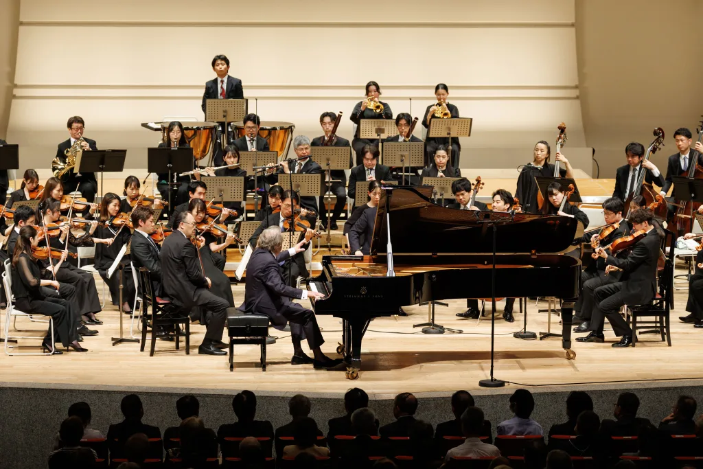 右手でスケールを弾きながら左手でオーケストラに向かって指示を出す場面もあった（C）増田雄介