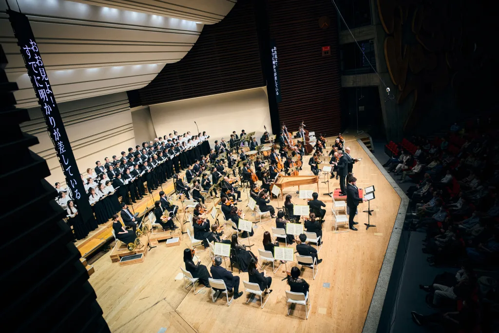 オケは弦12型（コントラバス5本）で、指揮者の正面にチェンバロが置かれた（C）平舘平