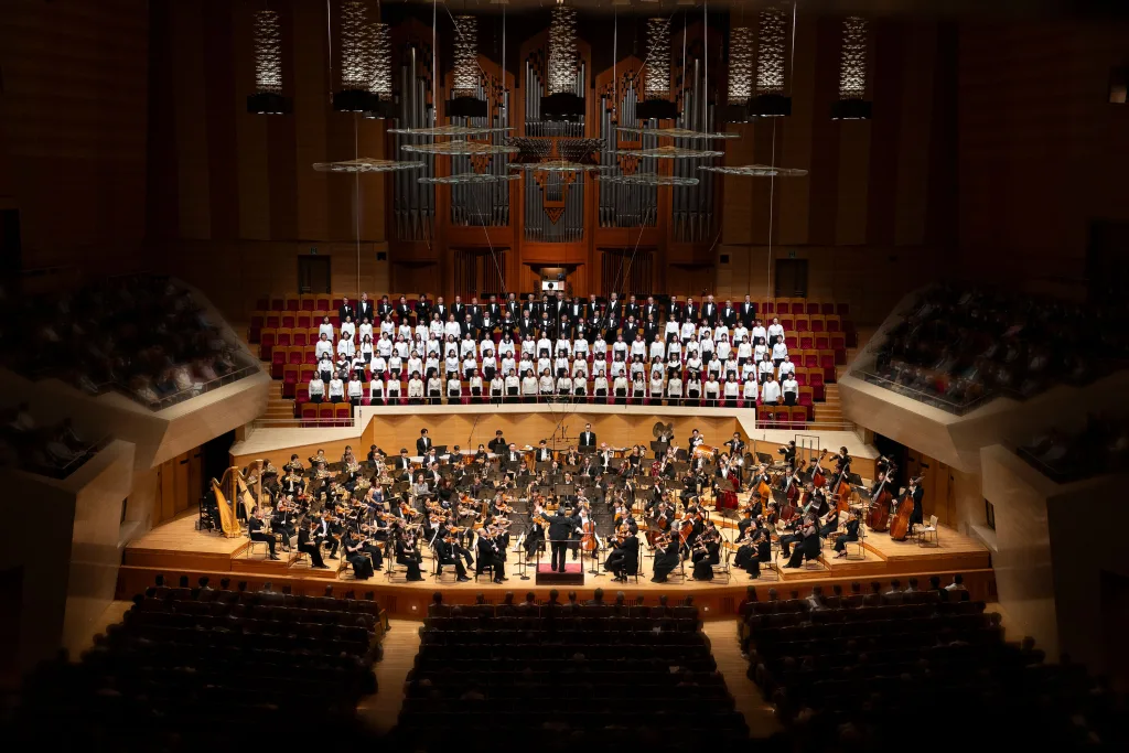 通常規模を超える大編成で臨み、オーセンティックな再創造に一石を投じた　(c)K.Miura