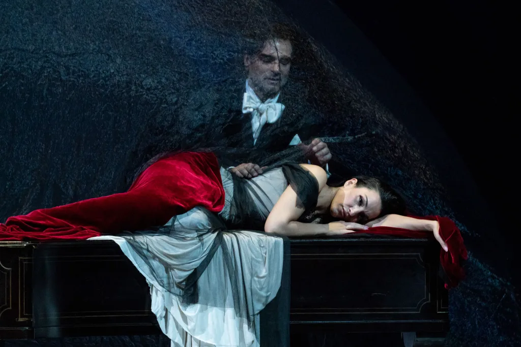 強弱の変化に富んだ立体的な感情表現により、アルフレードとヴィオレッタの心の微妙な振幅を見事に表現した　撮影：堀田力丸　提供：新国立劇場