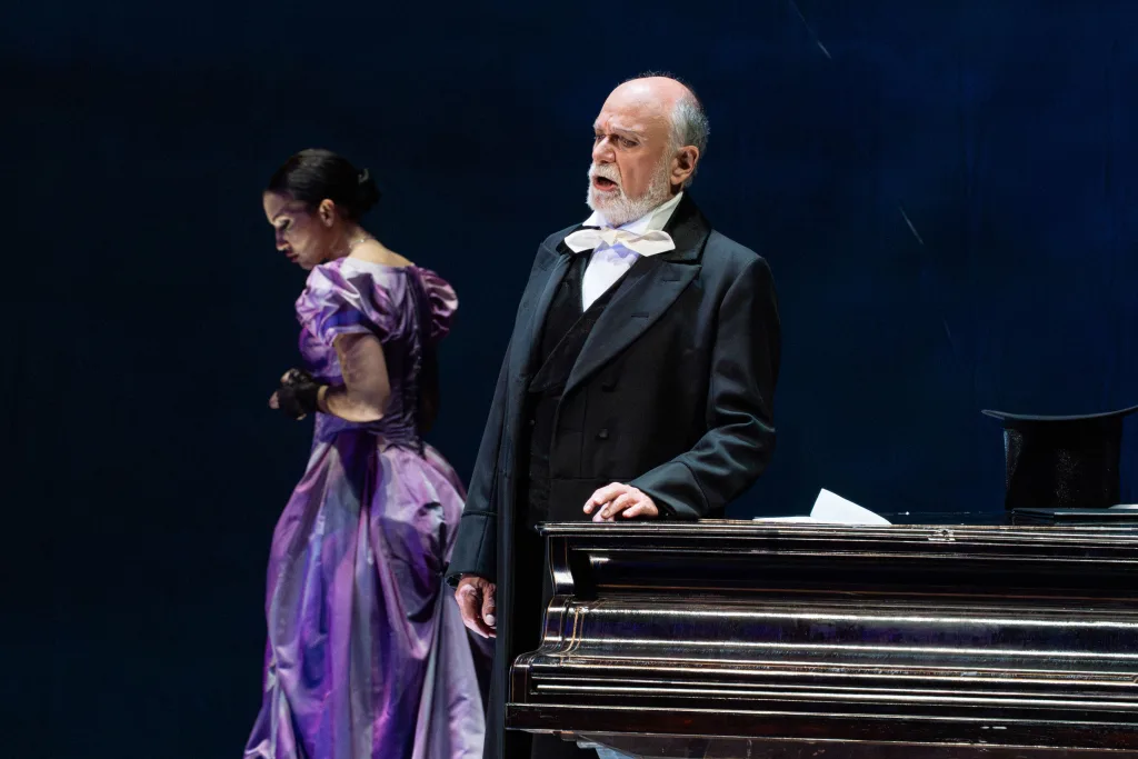 ジェルモン役のロベルト・フロンターリは、威厳と品位を保った　撮影：堀田力丸　提供：新国立劇場