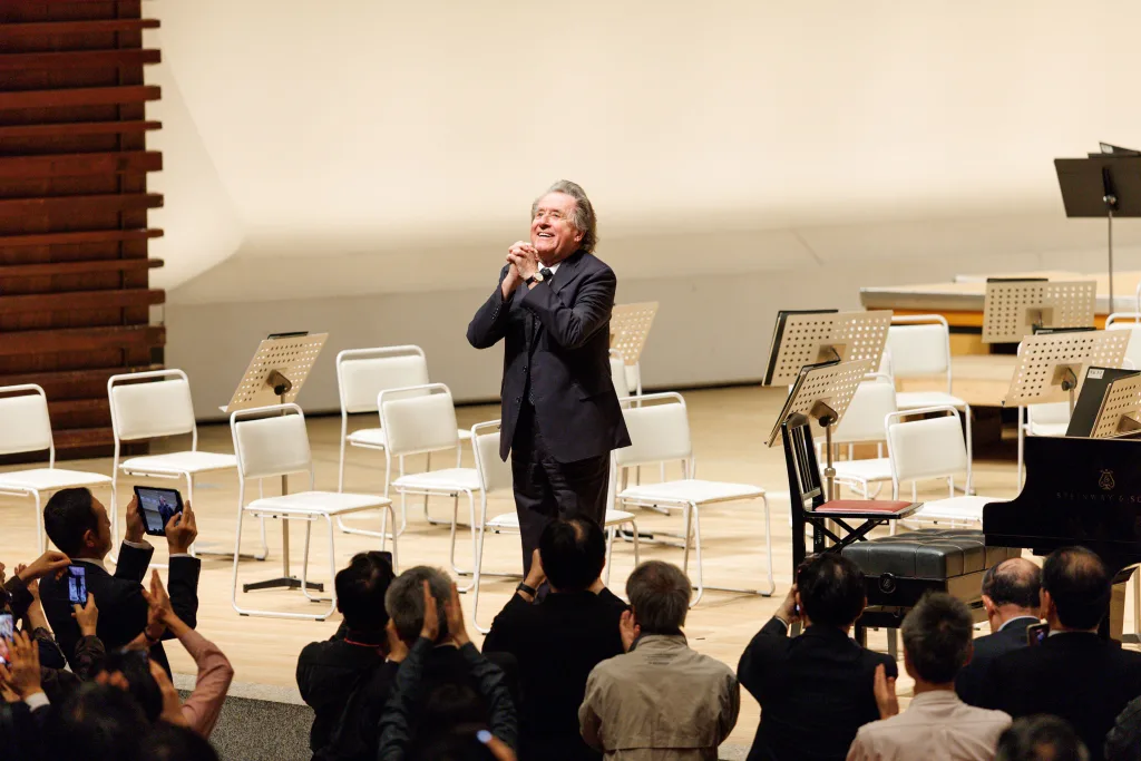 オーケストラが去った後、鳴りやまぬ拍手に応えるため再登場したブッフビンダー（C）増田雄介