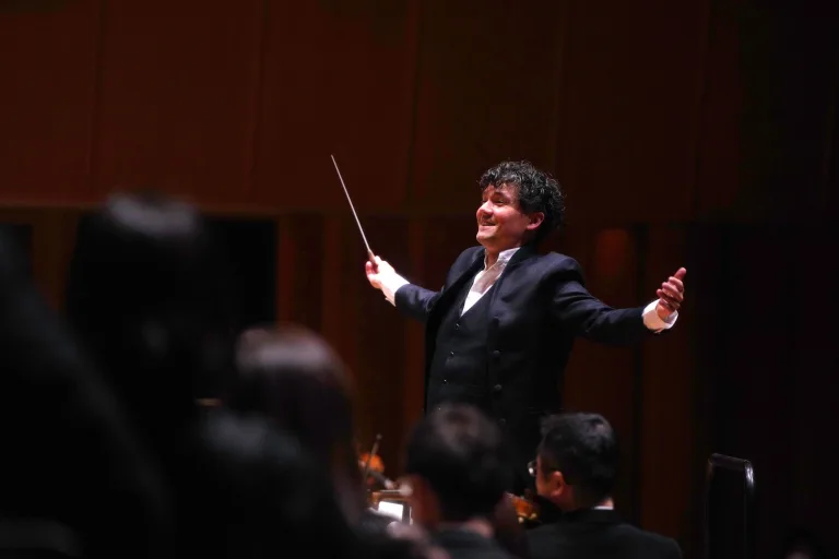 札幌交響楽団の定期演奏会で指揮台に立ったエリアス・グランディ　(C)札幌交響楽団