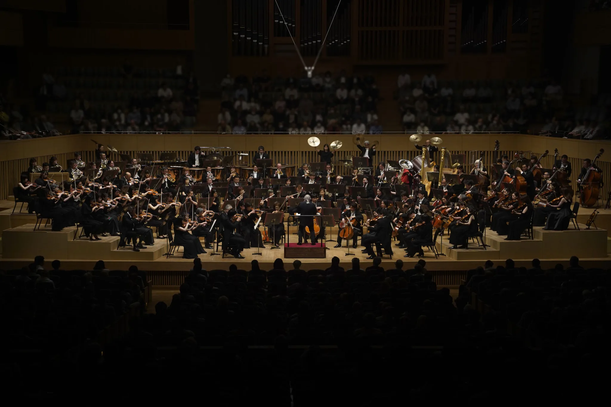 総勢100人を超えるメンバーが出演。重厚な第1楽章が曲全体の柱になっているように感じられた　©京都市交響楽団