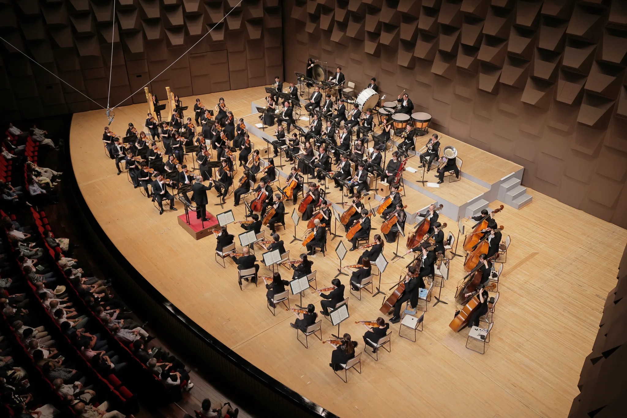 ドビュッシーの交響詩「海」は、新しい視点が盛り込まれた演奏で聴衆を楽しませた　（C）飯島隆